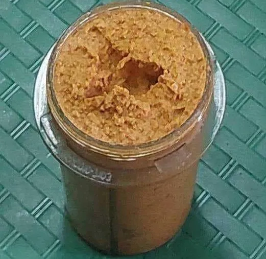 Masukkan bahan saus kacang ke dalam blender, tambahkan air kemudian haluskan.