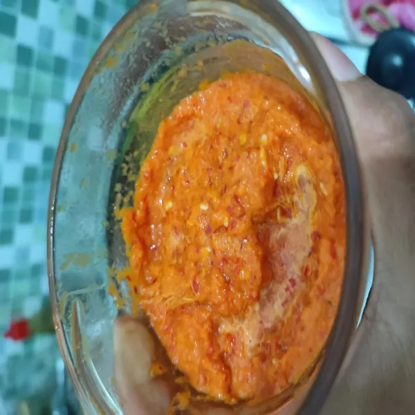 Blender bumbu halus hingga lembut dan halus.