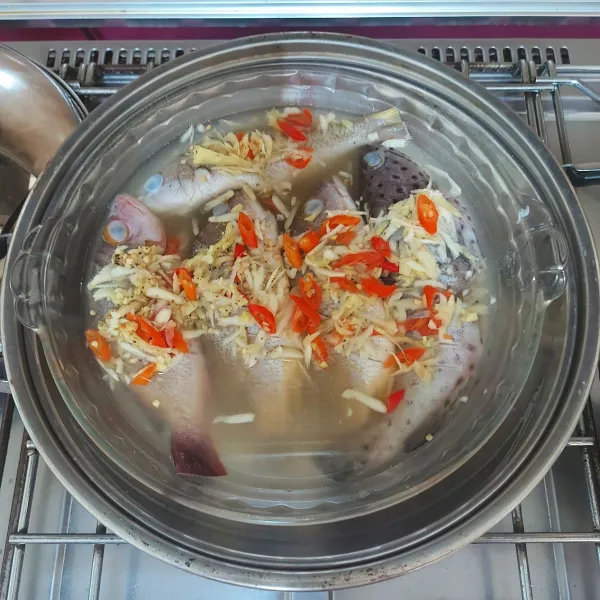 Siapkan kukusan yang sudah di panaskan sebelumnya. Masukkan ikan, kemudian tuang air kaldu yang sudah tercampur. Kukus kurang lebih selama 20 menit.