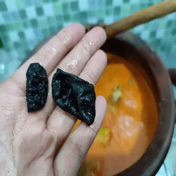Masukkan asam kandis, garam dan kaldu bubuk aduk hingga merata. Tutup panci masak hingga daging empuk. sambil sesekali diaduk.