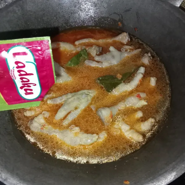 Bumbui dengan garam, lada bubuk, gula pasir dan kaldu jamur.