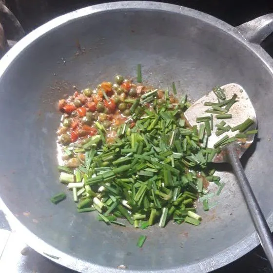 Masukkan kucai, masak sebentar hingga matang. Koreksi rasa.