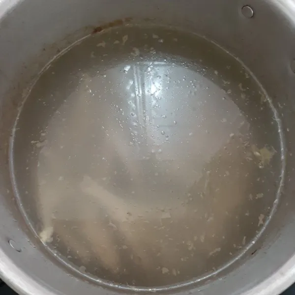 Rebus ceker dalam panci berisi air hingga empuk. Gunakan rebusan ceker sebagai kaldu.