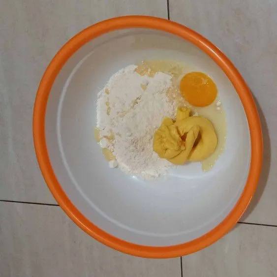 buat crustnya dengan mencampurkan 10 sdm tepung terigu protein sedang, 1 butir kuning telur, 100 g margarin dan 2 sdm susu kental manis.