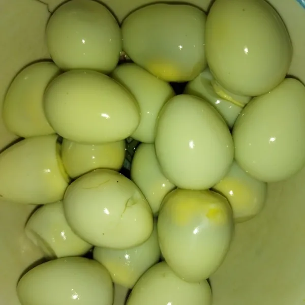 Siapkan telur puyuh yang sudah direbus, lalu kupas.