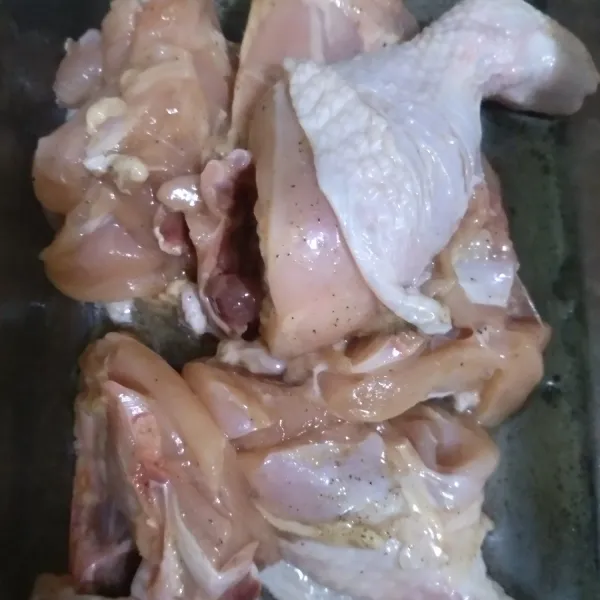 Potong-potong daging ayam yang sudah dicuci bersih lalu marinasi dengan kecap asin, minyak wijen, dan lada bubuk. Simpan di kulkas minimal 1 jam.