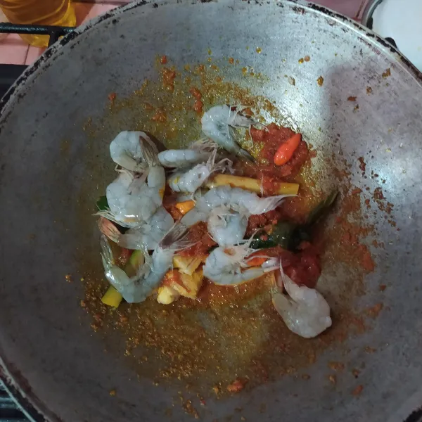 Masukkan udang, aduk-aduk sampai berubah warna.