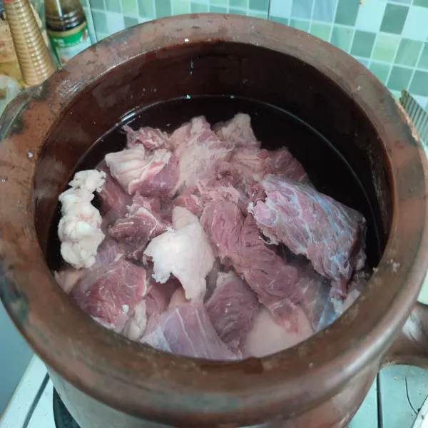 Rebus daging dengan air hingga mendidih, sesekali buang busanya.
