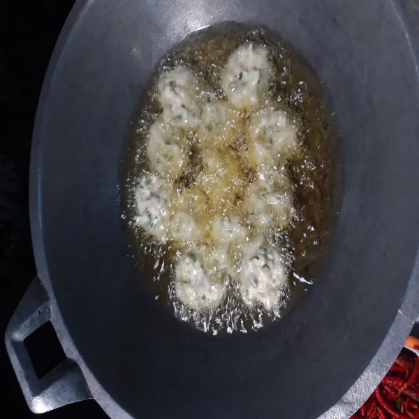 Bentuk bulat menggunakan tangan. Panaskan minyak kemudian goreng hingga terendam. Goreng hingga matang.