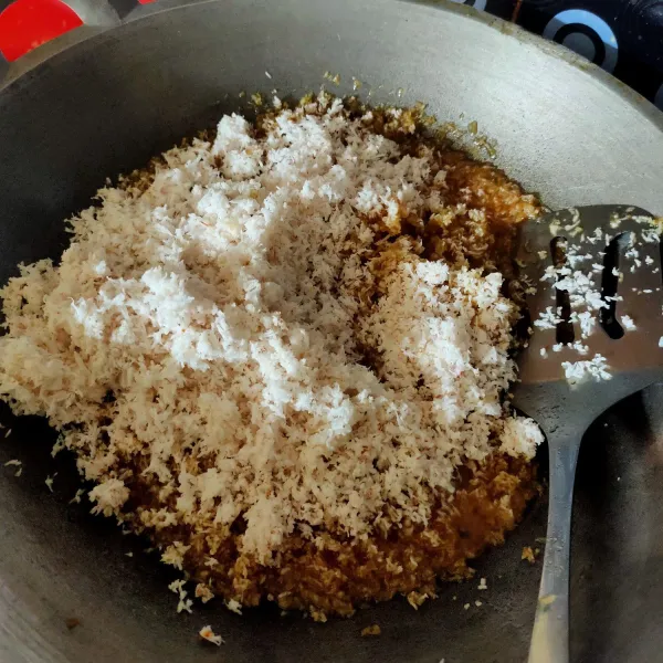 Pertama buat isian unti kelapa, campur air, gula merah, garam, dan tepung maizena. Aduk rata, nyalakan kompor masak hingga semua gula larut. Masukkan kelapa parut aduk rata, masak terus hingga unti tidak terlalu basah. Matikan kompor, lalu biarkan sampai dingin.