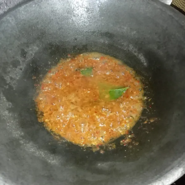 Tumis bumbu halus, daun salam dan lengkuas hingga bumbu matang.