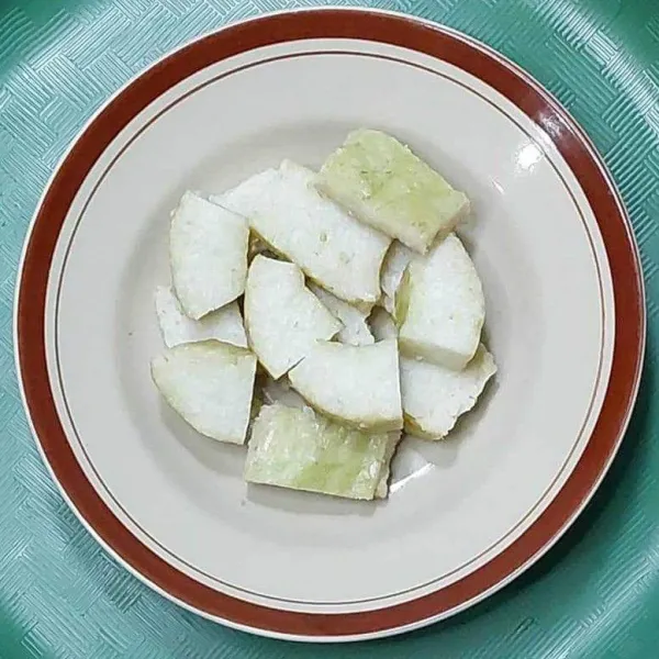 Siapkan piring, susun ketupat.