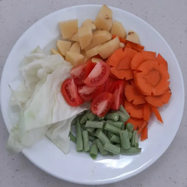 Potong-potong sayuran, cuci bersih