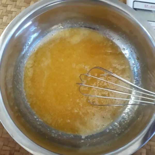 Kocok gula, telur, garam, dan vanili bubuk dengan wisker hingga gula larut.