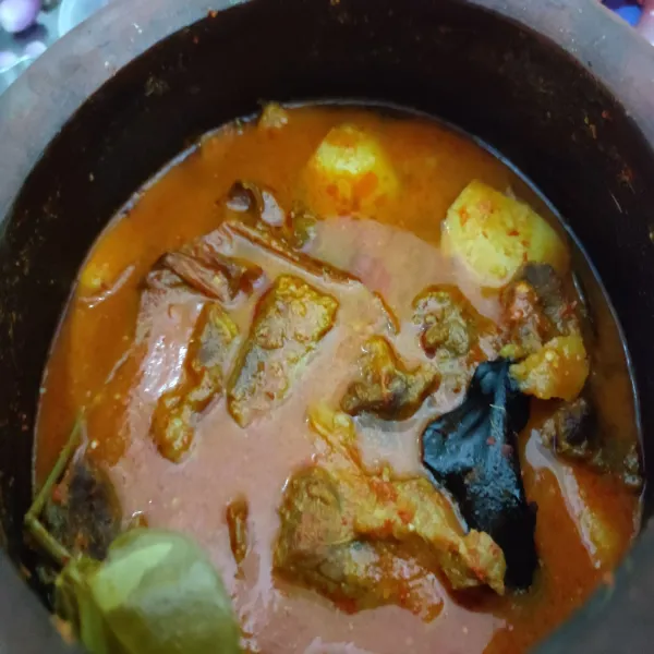 Masak hingga kentang dan daging empuk, koreksi rasa. Salin ke piring saji. Asam padeh daging siap disantap.