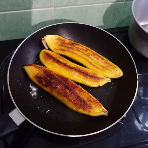 Panaskan margarin, panggang pisang sampai kuning kecoklatan di kedua sisinya.