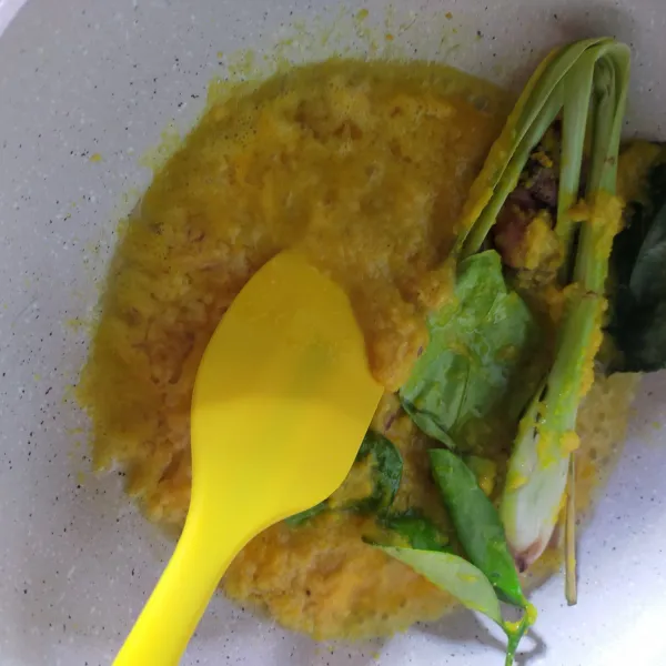 Panaskan minyak goreng. Tumis bumbu halus sebentar, masukan serai, lengkuas, dan daun jeruk. Tumis sampai harum.