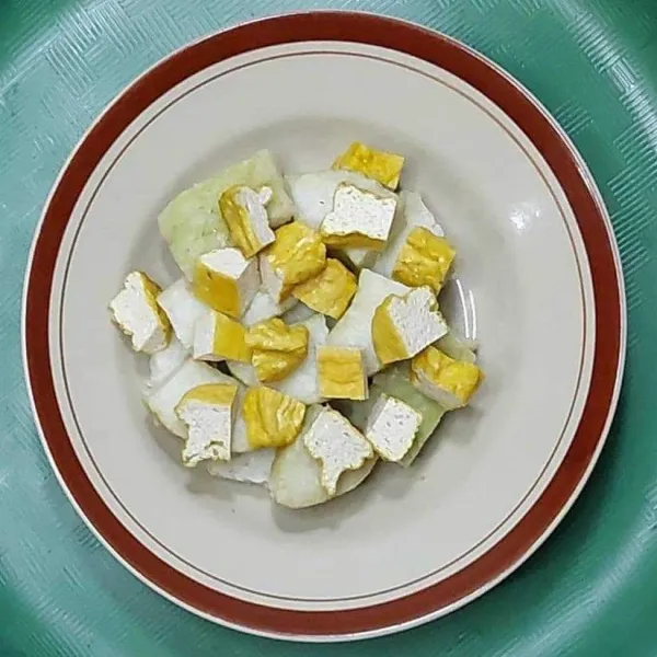 Masukkan potongan tahu.