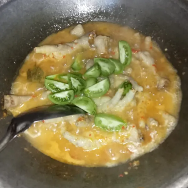 Setelah mendidih, masukkan tomat dan masak hingga tomat layu. Cicipi rasanya dan jika sudah pas siap untuk disajikan.