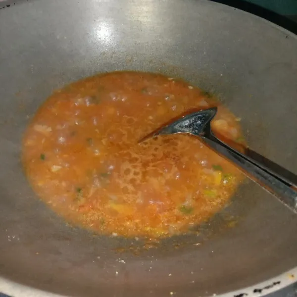 Masukkan bawang bombay dan daun bawang tumis sampai layu. Masukkan tomat. Setelah meletup-letup masukkan tepung meizena. Tambah garam dan gula secukupnya. Tes rasa.