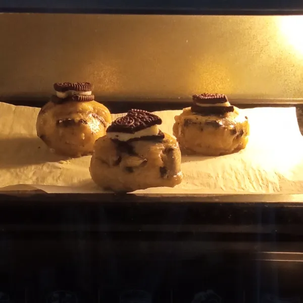 Bulatkan dough beri topping oreo lagi diatasnya. Panggang di suhu 180°c - 10 menit.