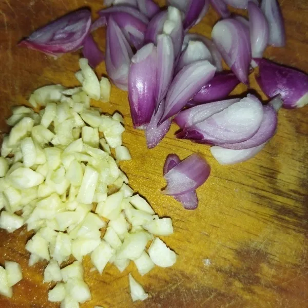 Siapkan bumbu bawang putih dan bawang merah. Iris halus.