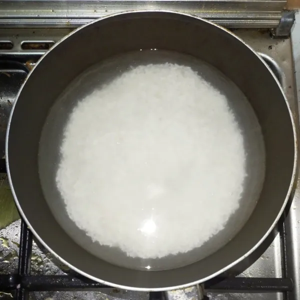 Masak beras dengan air hingga beras pecah.