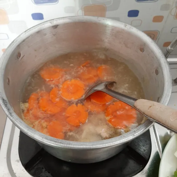 Masukkan wortel, kentang, buncis, daun bawang dan seledri
