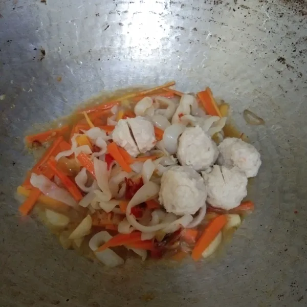 Masukkan potongan wortel dan bakso, masak hingga menyerap.