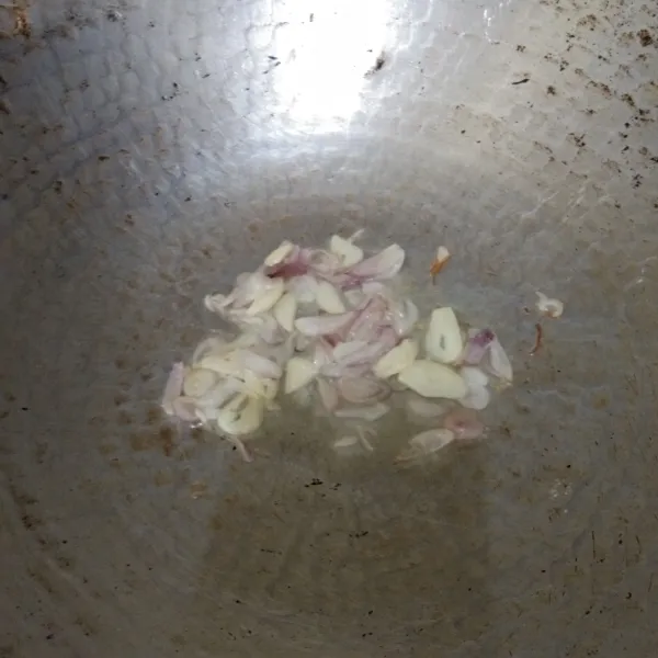 Tumis irisan bawang putih dan bawang merah hingga harum.