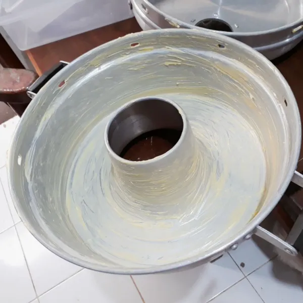 Olesi cetakan tulban diameter 28 cm dengan mentega.