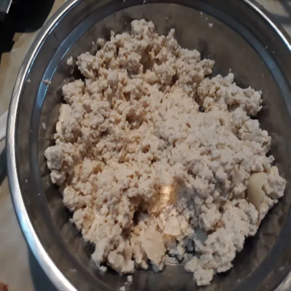 Haluskan tahu putih ukuran kotak besar.