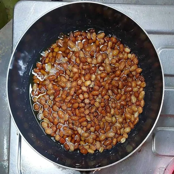 Goreng kacang tanah sampai matang, angkat dan tiriskan.