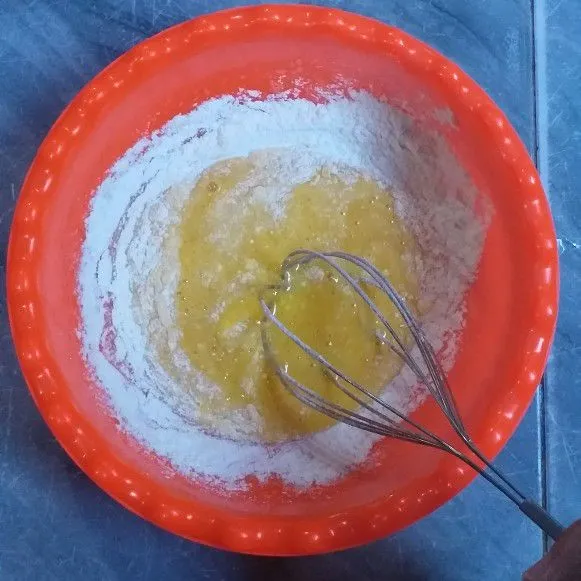 Masukkan tepung terigu sedikit demi sedikit sambil diaduk.