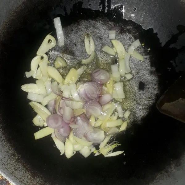 Panaskan minyak goreng, lalu tumis bawang merah, bawang putih dan bawang bombai hingga harum.