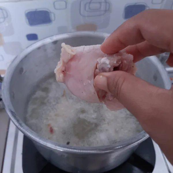 Masukkan potongan daging ayam yang sudah dicuci bersih