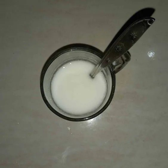campurkan juga 2 sdm tepung maizena dengan 100 ml air matang, aduk hingga tercampur rata.