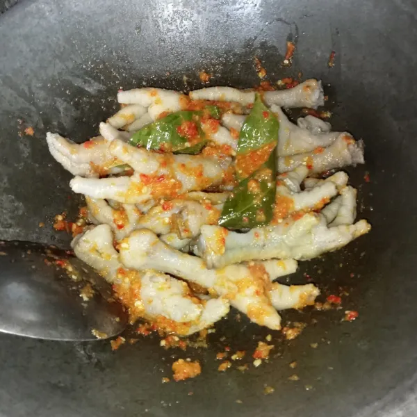 Masukkan ceker yang sudah direbus dan aduk rata.