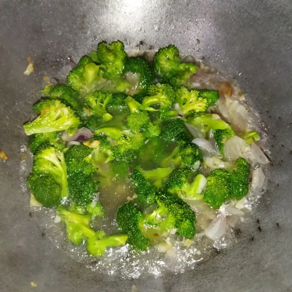 Lalu masukkan brokoli dan 200 ml air, masak hingga brokoli setengah matang.
