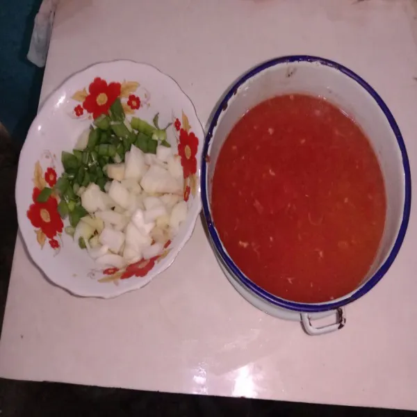 Blender/parut tomat, potong bawang bombay dan daun bawang. Ulek cabe, bawang merah dan bawang putih.Tumis bumbu yang sudah diulek sampai harum.