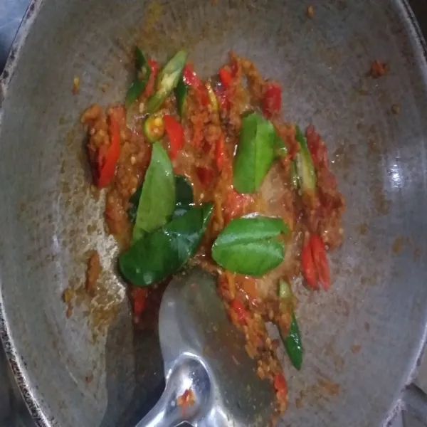 Haluskan bumbu kemudian tumis sampai bumbu harum dan matang. Tambahkan bumbu daun dan aduk rata, masak sampai harum.