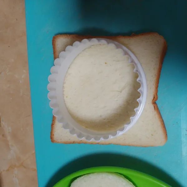 Ambil roti tawar, lalu bentuk bulat. Bisa pakai cetakan/ gelas.