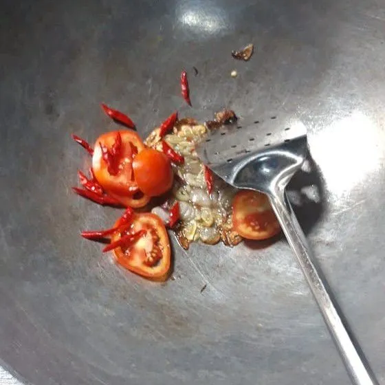 Tumis bawang hingga harum, kemudian masukkan cabai dan tomat, aduk sebentar