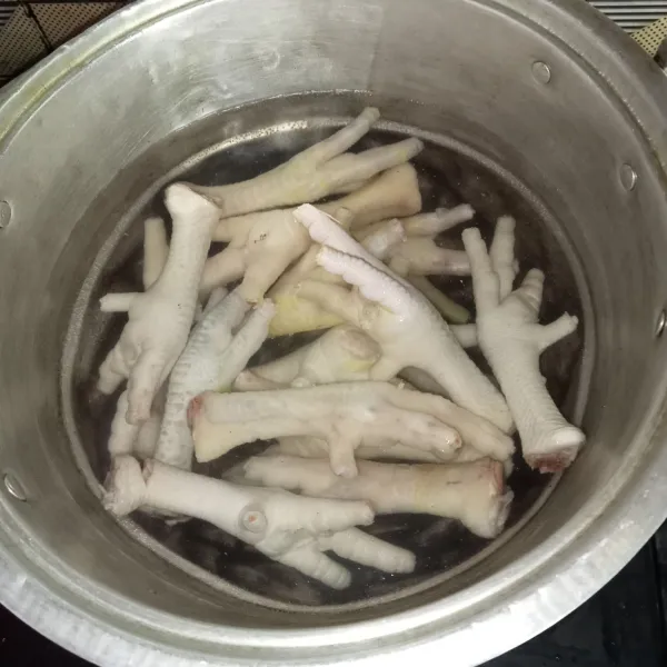Rebus ceker yang sudah dibersihkan terlebih dahulu hingga empuk.