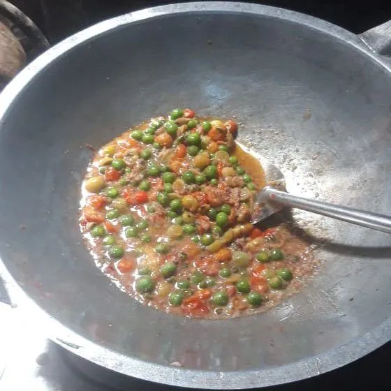 Masukkan cepokak, terasi, buah ranggam atau tomat, garam, dan kaldu jamur. Masak hingga setengah matang.
