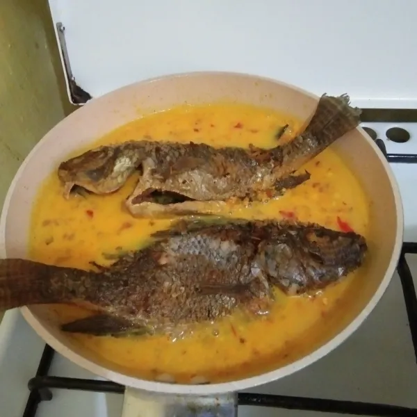 Masukkan ikan nila goreng, masak hingga menyusut. kemudian matikan kompor, dan beri kuah ikan nila dengan perasan jeruk nipis.