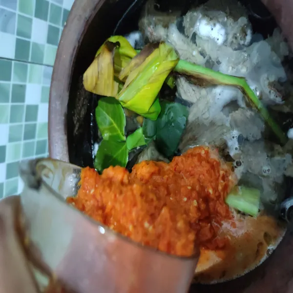 Jika sudah mendidih, masukkan daun salam, serai, daun kunyit, daun jeruk serta bumbu halus. aduk rata.