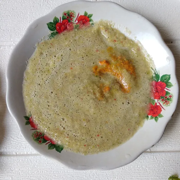 Haluskan bawang putih, bawang merah, jahe, dan cabe rawit.