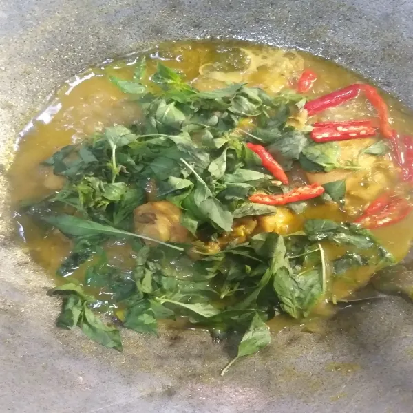 Masukkan bumbu pelengkap, kemangi, irisan tomat, dan cabe. Aduk aduk rata, koreksi rasa sesuai selera. Sajikan.