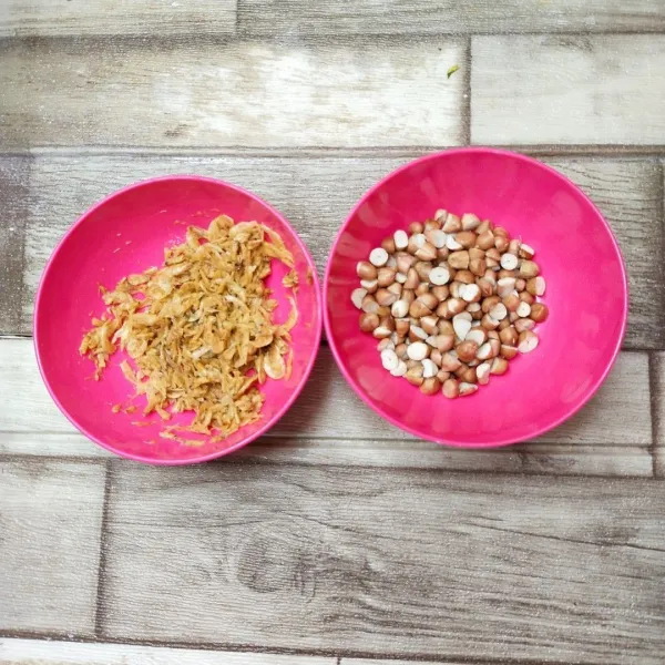Potong kacang dan rendam udang rebon, sisihkan.